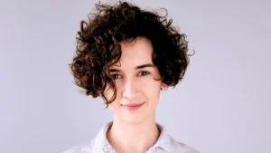 Cabelo curto cacheado: liberdade, estilo e praticidade em um só visual